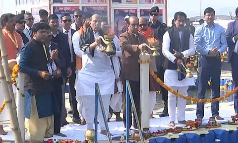 மகா கும்பமேளா: திரிவேணி சங்கமத்தில் மத்திய மந்திரி ராஜ்நாத் சிங் புனித நீராடல்