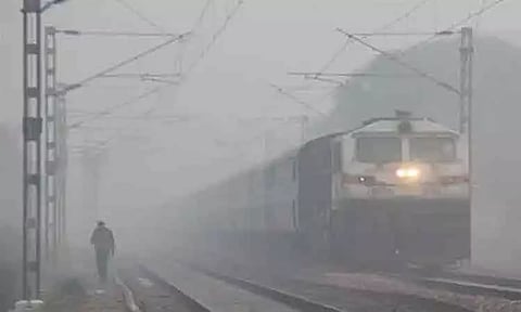 டெல்லியில் கடும் பனிமூட்டம்; பல மணிநேர காலதாமதத்தில் 41 ரெயில்கள் இயக்கம்