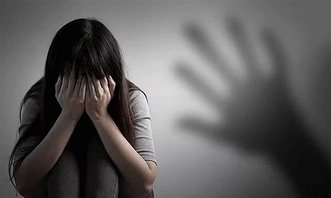 செல்போனில் ஆபாச படம்: 5 வயது தங்கைக்கு பாலியல் தொல்லை கொடுத்த சிறுவன் மீது போக்சோ வழக்கு