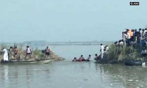 பீகார்: கங்கையில் படகு கவிழ்ந்து விபத்து; 3 பேர் பலி