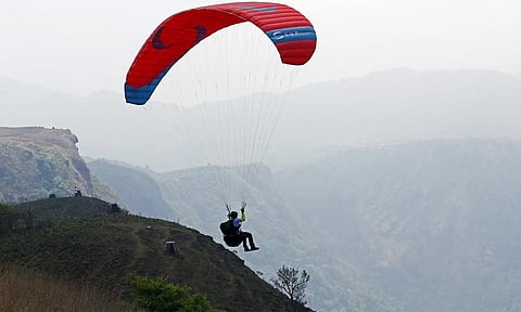 கோவாவில் பாராகிளைடர் விபத்தில் சிக்கியது; பெண் சுற்றுலா பயணி, பயிற்சியாளர் பலி