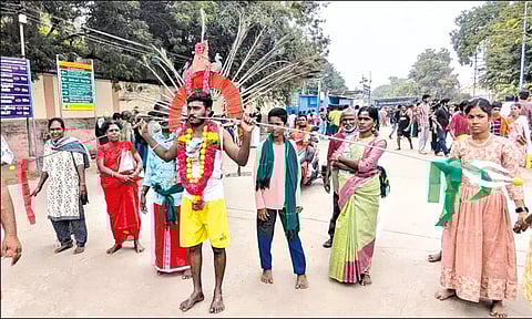 பழனிக்கு படையெடுக்கும் பாதயாத்திரை பக்தர்கள்