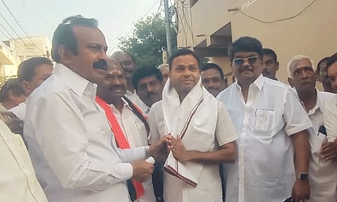 ஈரோடு கிழக்கு தொகுதி இடைத்தேர்தல்: நீக்கப்பட்ட அ.தி.மு.க. நிர்வாகி தி.மு.க.வில் இணைந்தார்