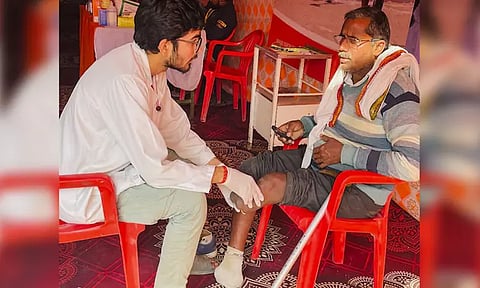 மகா கும்பமேளா: மாற்றுத் திறனாளிகளுக்கு இலவச சிகிச்சை, செயற்கை உறுப்புகள் வழங்கும் தொண்டு நிறுவனம்