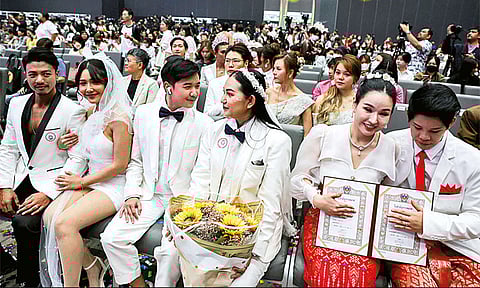 தாய்லாந்தில் ஓரினச்சேர்க்கையாளர்கள் திருமண சட்டம் அமல் - ஒரே நாளில் நூற்றுக்கணக்கான ஜோடிகள் திருமணம்