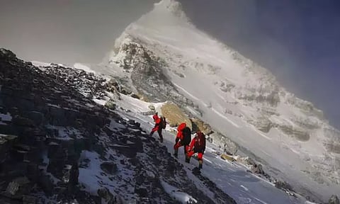 எவரெஸ்ட் சிகரத்தில் ஏற கட்டணத்தை உயர்த்திய நேபாள அரசு