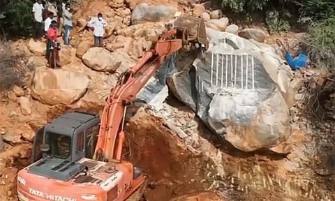 திருவண்ணாமலை தீபமலையில் அபாயகரமாக இருந்த 40 டன் ராட்சத பாறை அகற்றம்