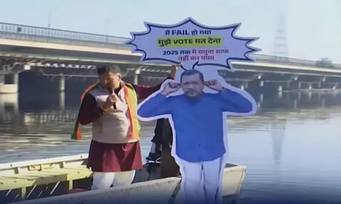 கெஜ்ரிவாலின் கட்-அவுட்டை நதியில் மூழ்கச் செய்து பாஜக வேட்பாளர் நூதன பிரசாரம்