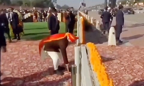 குடியரசு தின விழா: கடமைப் பாதையில் கிடந்த குப்பையை அகற்றிய பிரதமர் மோடி