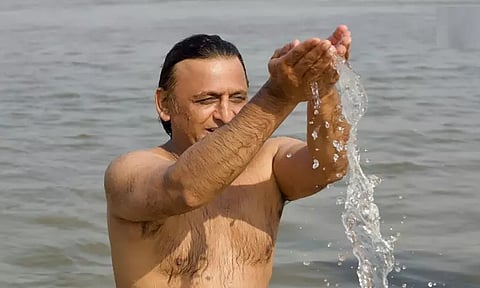 மகா கும்பமேளா: திரிவேணி சங்கமத்தில் புனித நீராடிய சமாஜ்வாதி தலைவர் அகிலேஷ்