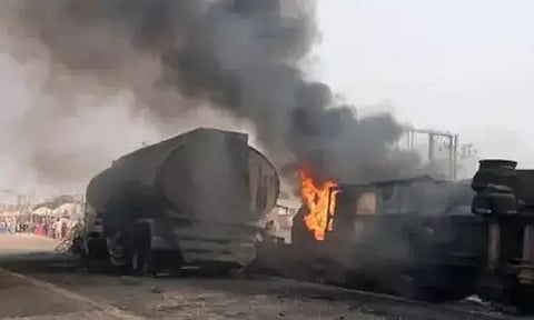 நைஜீரியா: பெட்ரோல் டேங்கர் லாரி வெடித்து விபத்து - 18 பேர் பலி