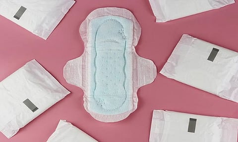 நாப்கின் கேட்ட மாணவியை வகுப்புக்கு வெளியே நிறுத்திய அவலம் - விசாரணைக்கு உத்தரவு