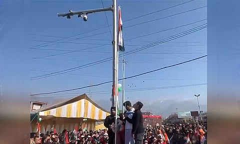 காஷ்மீர்: திரால் சவுக்கில் முதன்முறையாக பறந்த இந்திய தேசிய கொடி