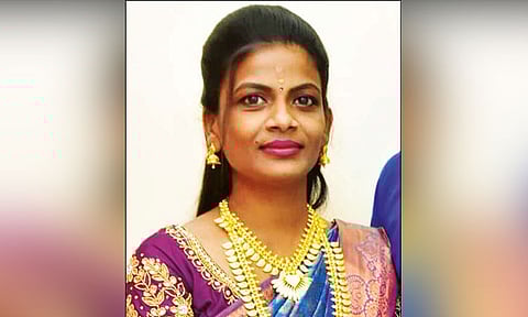 பல ஆண்களை திருமணம் செய்து ஏமாற்றிய இளம்பெண் கைது