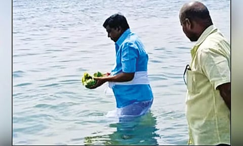 தாயாரின் 2-ம் ஆண்டு நினைவு நாள்: சேதுக்கரை கடலில் தர்ப்பணம் கொடுத்த நடிகர் வடிவேலு