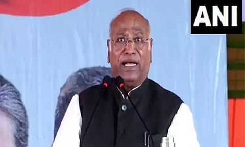 கங்கையில் நீராடுவதன் மூலம் வறுமையை ஒழிக்க முடியுமா? - பாஜகவை சாடிய கார்கே