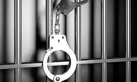 3 பள்ளி மாணவிகள் பலாத்காரம்: 6 பேர் கைது