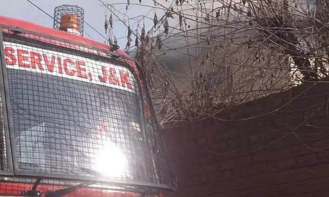 ஜம்மு-காஷ்மீர்: அரசு குடியிருப்பில் தீ விபத்து