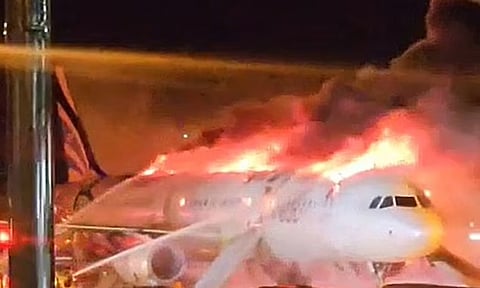 தென் கொரிய விமான நிலையத்தில் திடீரென தீப்பிடித்த விமானம்.. பயணிகள் வெளியேற்றம்