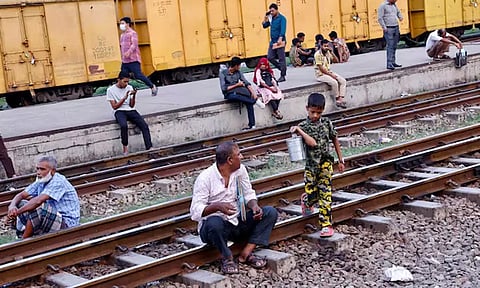 வங்காளதேசத்தில் ஊழியர்கள் போராட்டத்தால் முடங்கிய ரெயில் சேவை