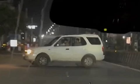 கிழக்கு கடற்கரை சாலை: காரில் பெண்களை துரத்திய இளைஞர்கள் மீது 4 பிரிவுகளில் வழக்குப் பதிவு