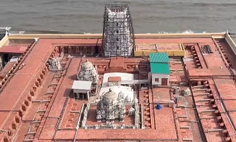 திருச்செந்தூர் ராஜகோபுரத்தில் புதிதாக பிரம்மாண்ட வேல்