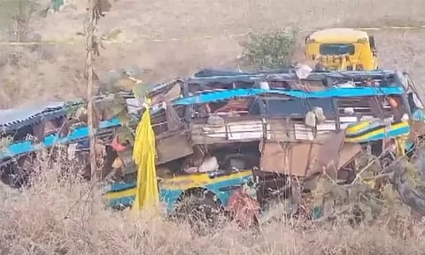 குஜராத் : பள்ளத்தாக்கில் பஸ் கவிழ்ந்து விபத்து - 5 பேர் பலி