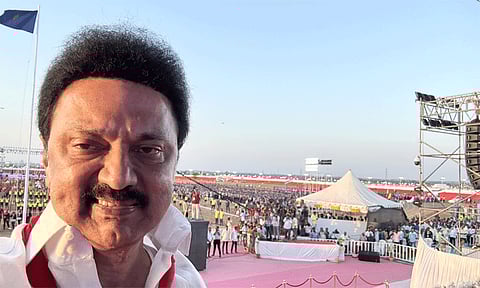 மாணவர்களுடன் செல்பி எடுத்துக்கொண்ட முதல்-அமைச்சர் மு.க.ஸ்டாலின்