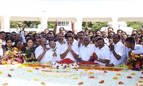 அண்ணா நினைவிடத்தில் எடப்பாடி பழனிசாமி மலர்தூவி அஞ்சலி