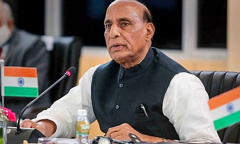 ராகுல் காந்தி பொறுப்பு இல்லாமல் பேசுகிறார் - ராஜ்நாத்சிங் குற்றச்சாட்டு