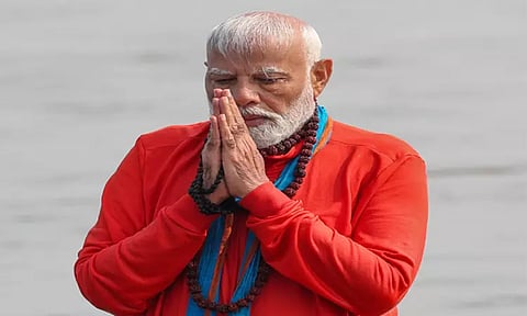 மகா கும்பமேளா திரிவேணி சங்கமத்தில் புனித நீராடினார் பிரதமர் மோடி