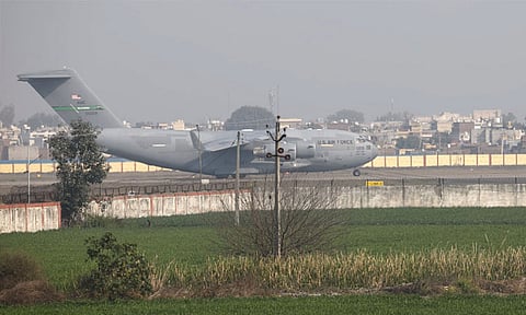 நாடு கடத்தப்பட்ட 104 இந்தியர்கள் அமெரிக்க விமானத்தில் சொந்த நாட்டுக்கு வருகை