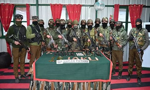 காஷ்மீரில் பதுக்கி வைக்கப்பட்டிருந்த ஆயுதங்களை கைப்பற்றிய பாதுகாப்பு படை