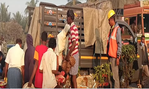 மினி வேன் டயர் வெடித்து சாலையில் கொட்டிய மீன்கள் - அள்ளி சென்ற பொதுமக்கள்