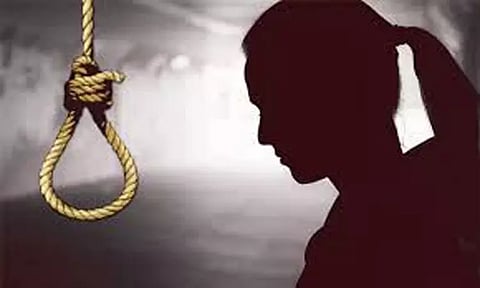 கல்லூரி விடுதியில் நர்சிங் மாணவி தூக்குப்போட்டு தற்கொலை