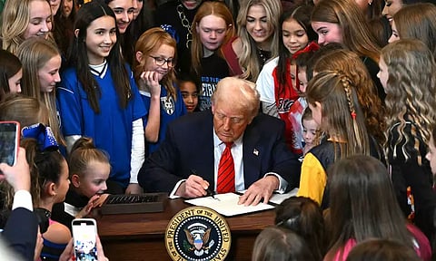 திருநங்கைகளுக்கு தடை - உத்தரவில் கையெழுத்து போட்ட டிரம்ப்