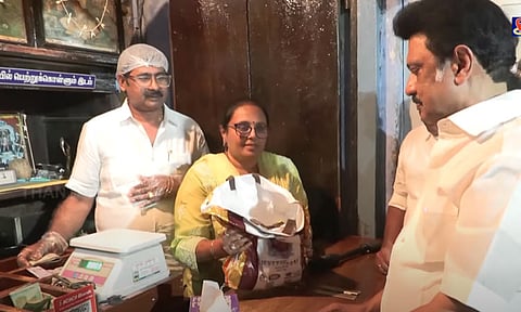 திருநெல்வேலி இருட்டுக் கடையில் அல்வா சாப்பிட்ட முதல்-அமைச்சர் மு.க.ஸ்டாலின்