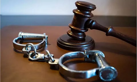 கோர்ட்டு வளாகத்தில் பெண் வக்கீலை செருப்பால் தாக்கிய ஆசிரியை கைது