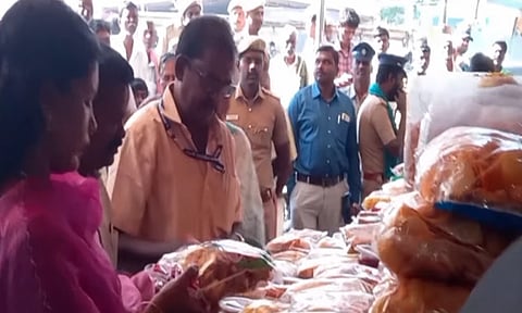 தேனி பஸ் நிலையத்தில் கலெக்டர் திடீர் ஆய்வு... 6 கடைகளுக்கு ரூ. 18 ஆயிரம் அபராதம்