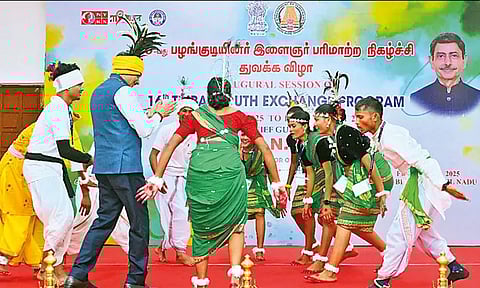 பழங்குடியின இளைஞர்களுடன் நடனமாடிய கவர்னர் ஆர்.என். ரவி