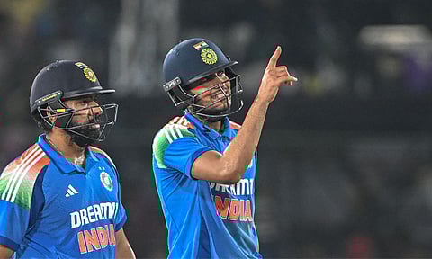 இந்தியா - இங்கிலாந்து 2-வது ஒருநாள் போட்டி: தற்காலிகமாக நிறுத்தப்பட்ட ஆட்டம் மீண்டும் தொடக்கம்