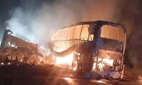 லாரி மீது மோதி தீப்பற்றி எரிந்த பஸ்: 41 பேர் உடல் கருகி பலி