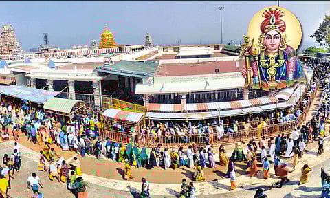 பழனி முருகன் கோவிலில் அலைமோதும் பக்தர்கள் கூட்டம்.. 3 நாட்களுக்கு கட்டண தரிசனம் ரத்து