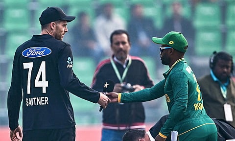 முத்தரப்பு ஒருநாள் தொடர்: தென் ஆப்பிரிக்காவுக்கு எதிராக டாஸ் வென்ற நியூசிலாந்து பந்துவீச்சு தேர்வு