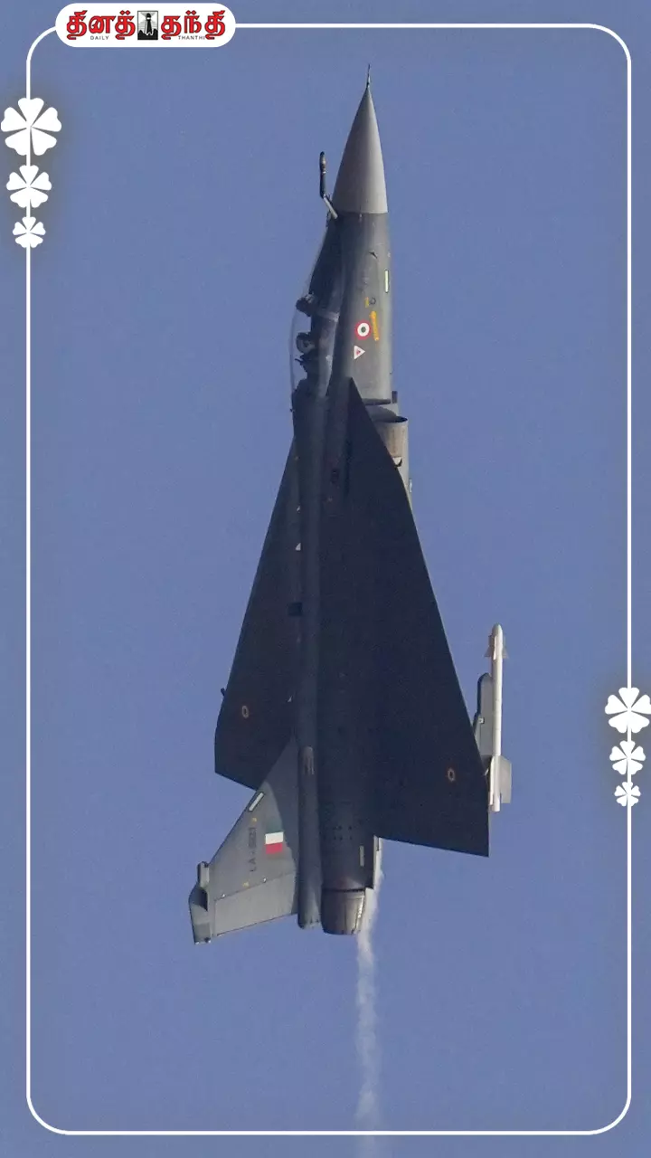 மெய்சிலிர்க்க வைக்கும் வான்வெளி சாகச விமானங்களின் புகைப்படத் தொகுப்பு..!