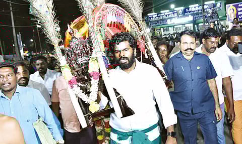 பழனி முருகன் கோவிலில் காவடி எடுத்து அண்ணாமலை வழிபாடு