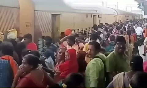 திருவண்ணாமலை: பவுர்ணமி கிரிவலம் முடித்து சொந்த ஊர்களுக்கு செல்ல ரெயில் நிலையத்தில் குவிந்த பக்தர்கள்