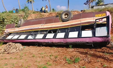 சேலம் அருகே பஸ் கவிழ்ந்து விபத்து: செல்போன் பேசியபடி பஸ்சை இயக்கிய ஓட்டுநர் பணியிடை நீக்கம்