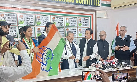 காங்கிரசில் மீண்டும் இணைந்தார் முன்னாள் ஜனாதிபதி பிரணாப் முகர்ஜியின் மகன்