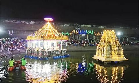 காஞ்சிபுரம் வரதராஜ பெருமாள் கேவிலில் தெப்ப உற்சவம்